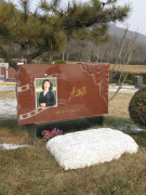 抖圈集团是如作甚著名演员李媛媛打造名人艺术墓碑的？