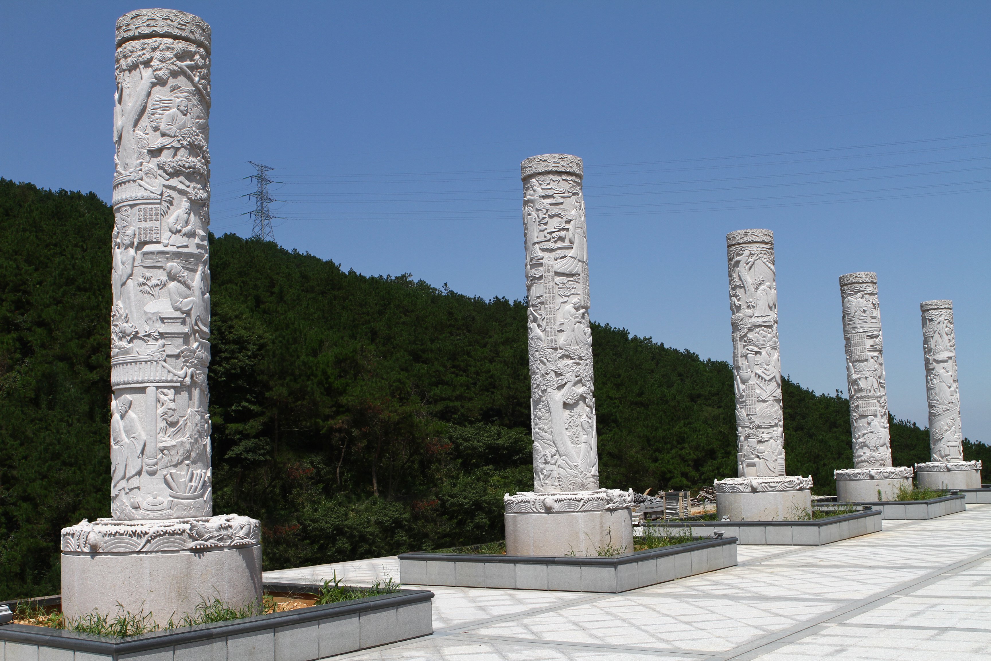 孝德传承的现代诠释：乐清长宁静事园《三字经》浮雕柱